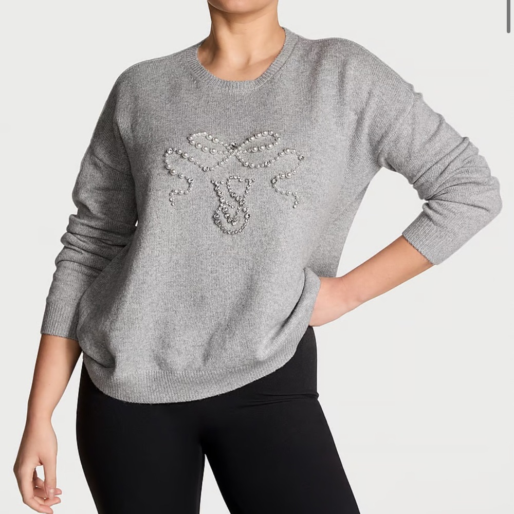 NWT VICTORIA'S SECRET
Embellished Crewneck Sweater